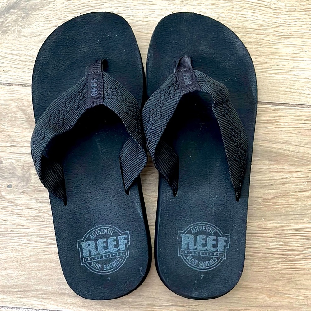 Black Sandy REEF flip flops size 7